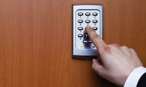 electronic key system to lock and unlock doors